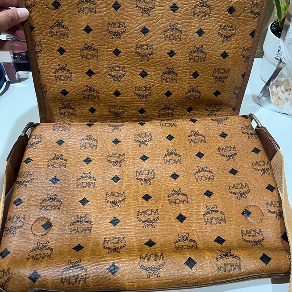 MCM COGNAC VISETOS MESSENGER BAG - Picture 14 of 16